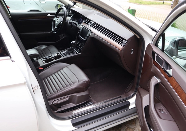 Volkswagen Passat cena 97500 przebieg: 150000, rok produkcji 2016 z Katowice małe 466